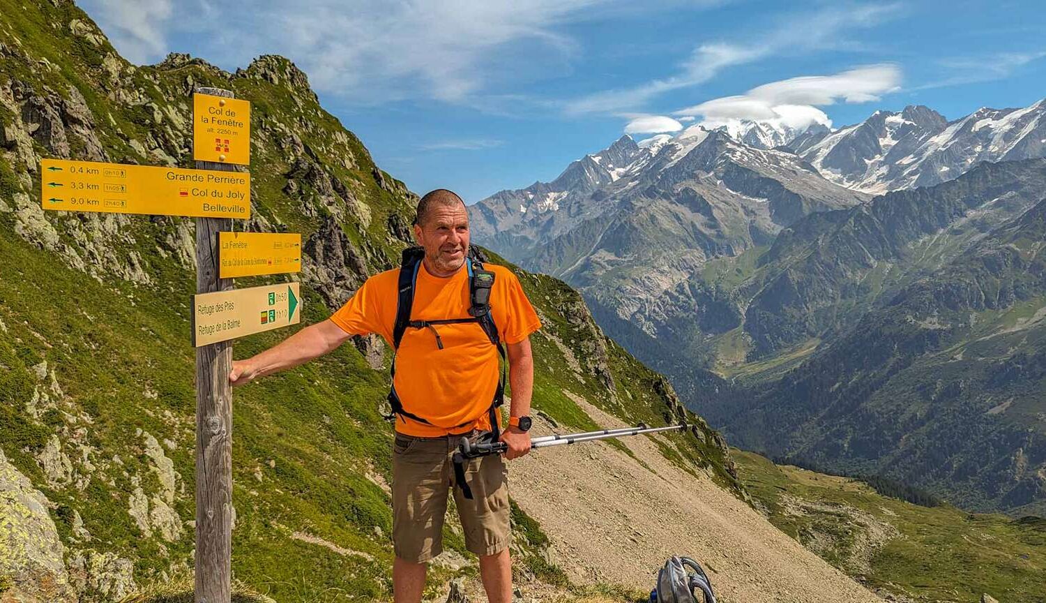 Roberto på Col de la Fenétre ved Les Contamines og man kan se Mont Blanc i baggrunden.