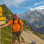 Roberto på Col de la Fenétre ved Les Contamines og man kan se Mont Blanc i baggrunden.