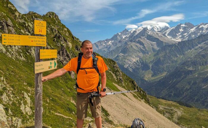 Roberto på Col de la Fenétre ved Les Contamines og man kan se Mont Blanc i baggrunden.