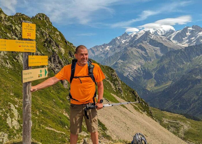 Roberto på Col de la Fenétre ved Les Contamines og man kan se Mont Blanc i baggrunden.