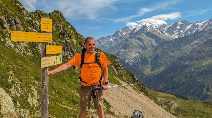 Roberto på Col de la Fenétre ved Les Contamines og man kan se Mont Blanc i baggrunden.