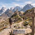 vandring-alperne-grand-saint-bernard-hospice. MontBlanc-Adventure Vandrer på en flot rute under en vandring i Alperne.